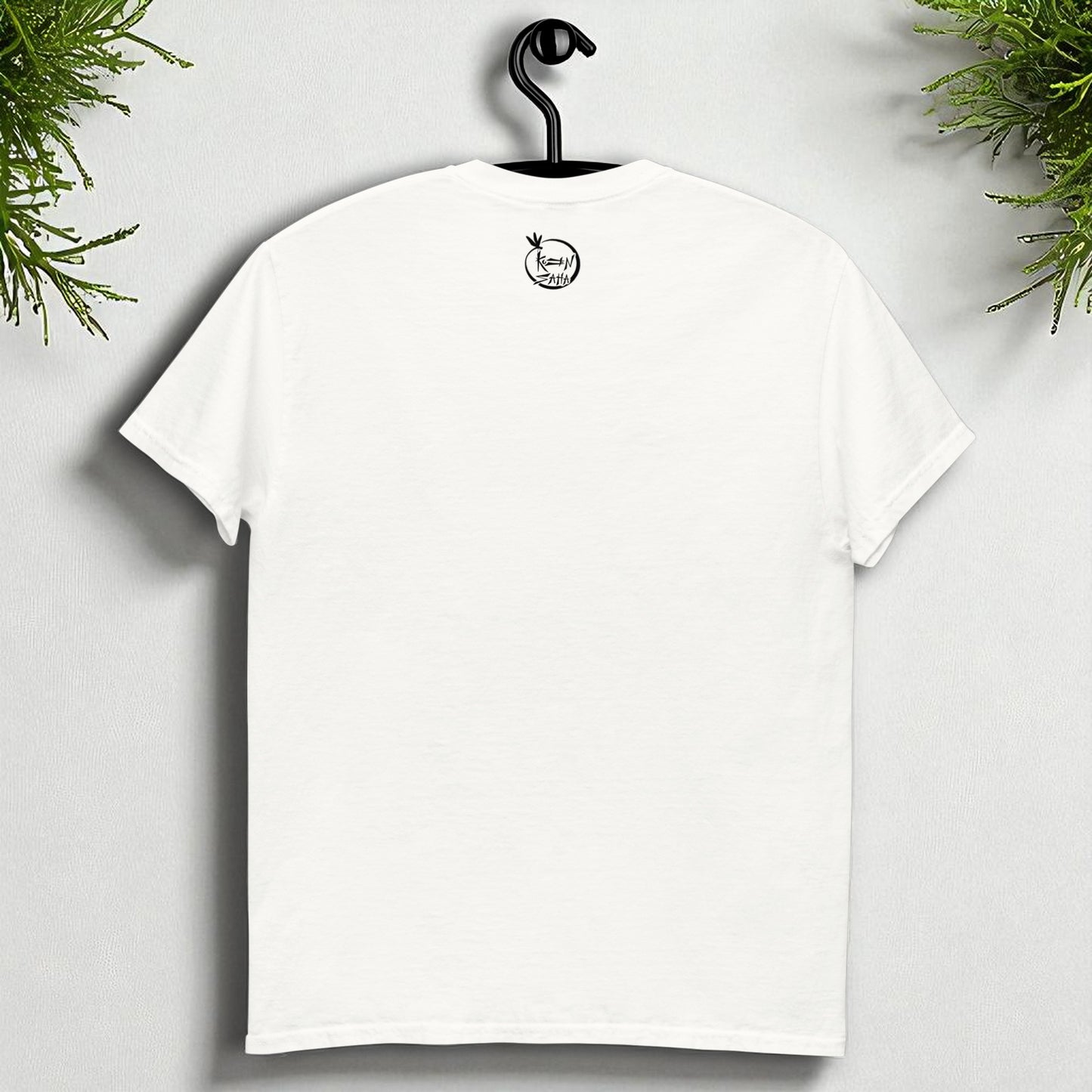 Camiseta blanca en percha vista de espalda sin estampado