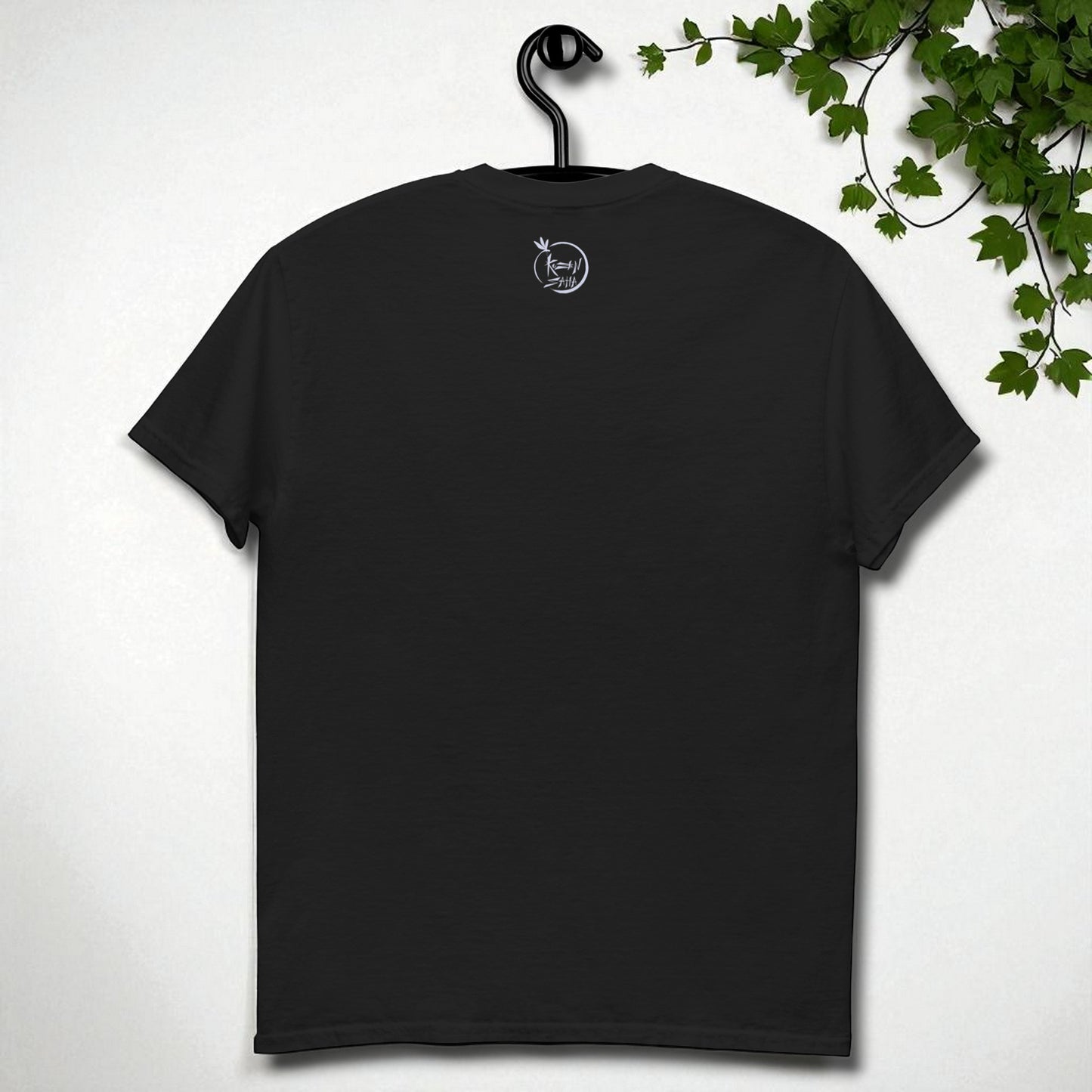 Camiseta negra en percha vista de espalda sin estampado con logo libélula Kuzen Saha