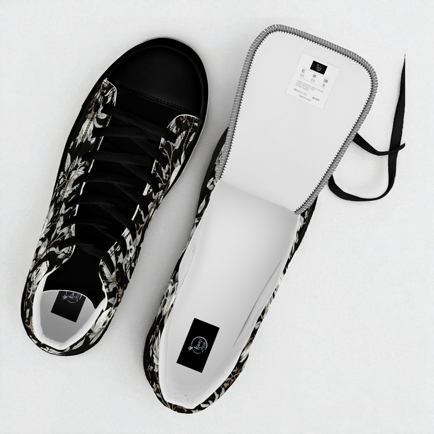 Zapatillas altas de mujer negras con calaveras vista desde arriba