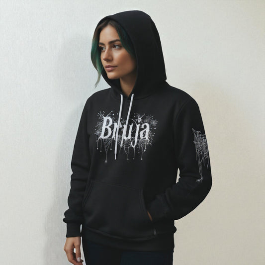 Sudadera negra unisex Bruja primer plano del frente con letras blancas y telarañas