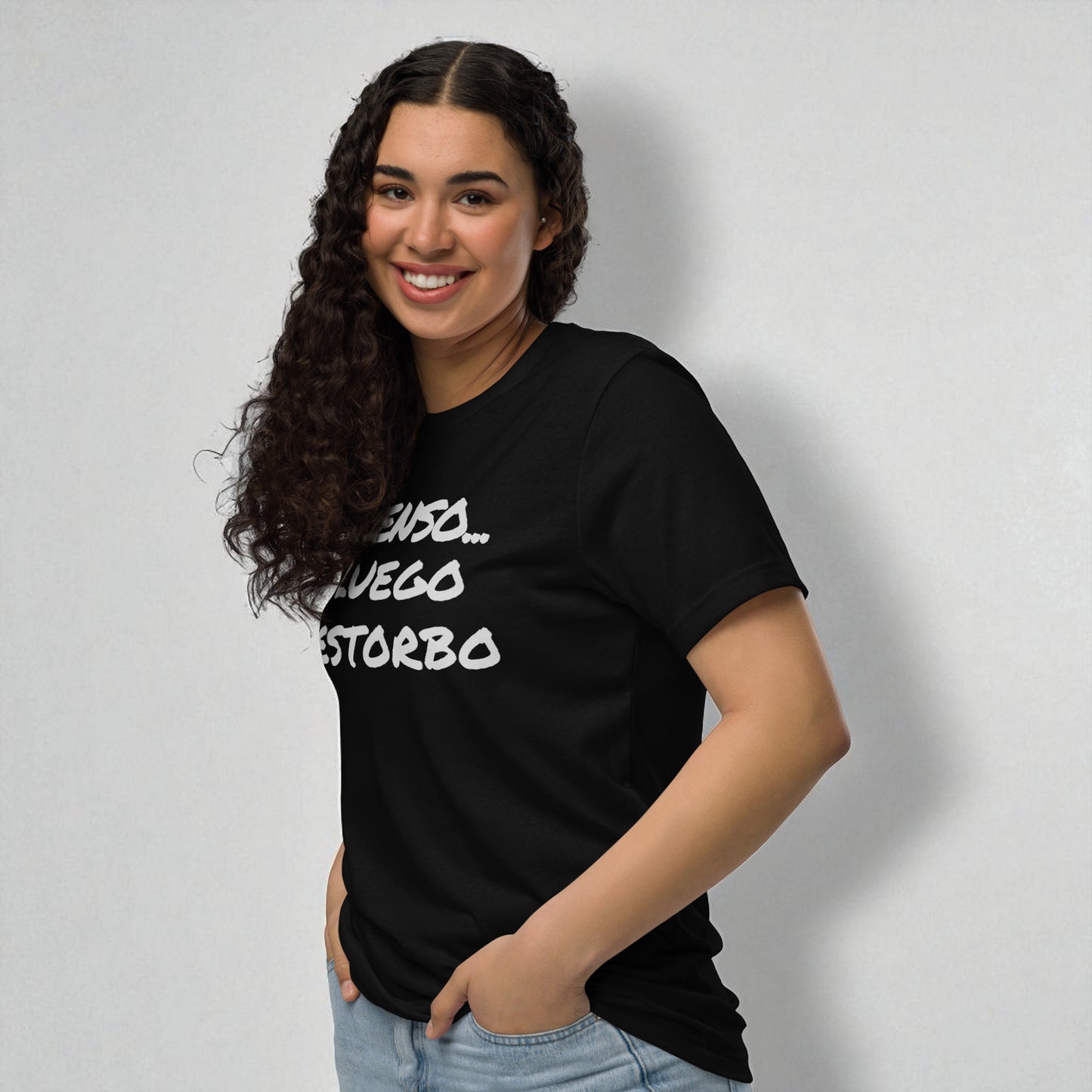 Modelo mujer con camiseta negra y la frase, pose diferente.