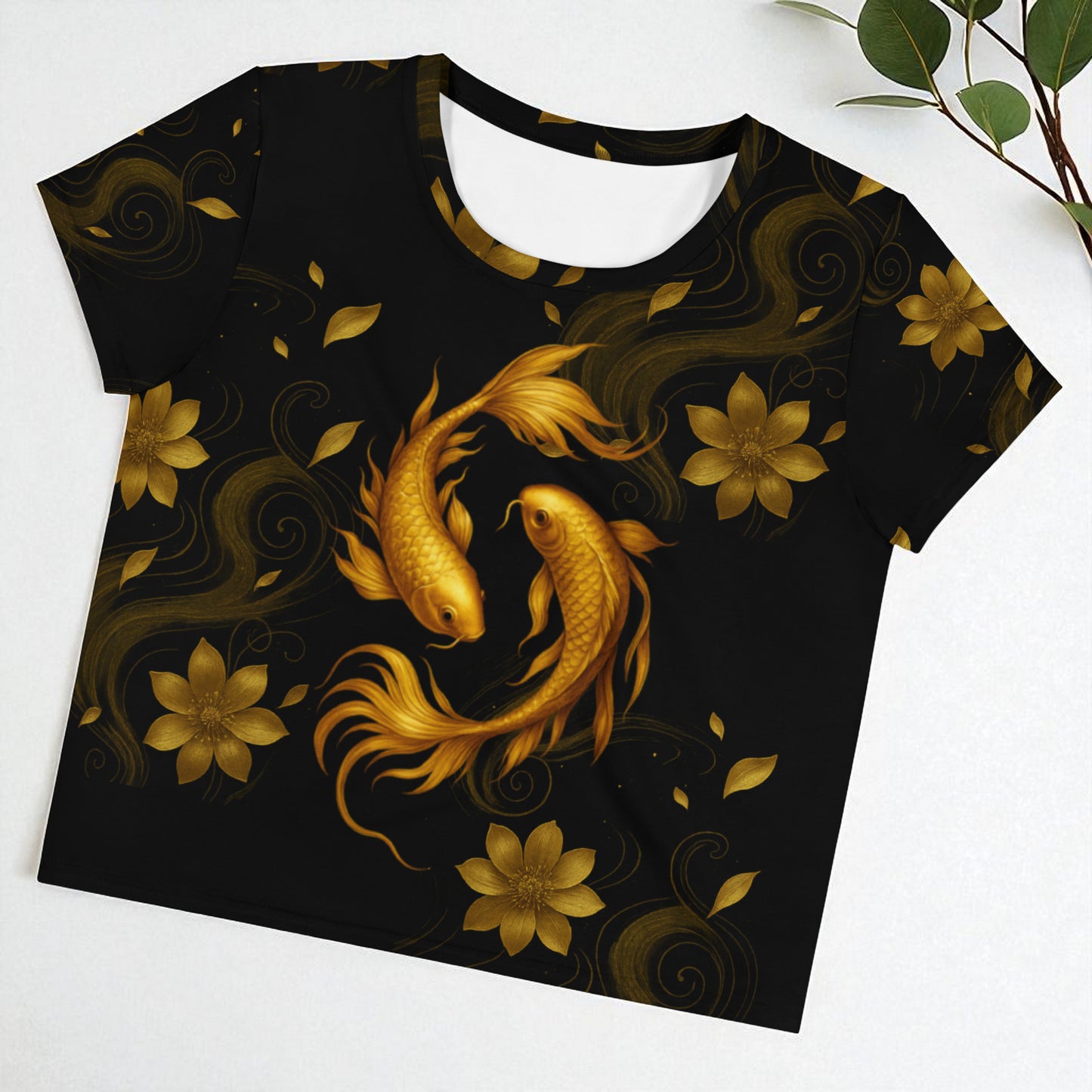 Camiseta crop Golden Koi vista plana por delante, carpas y fores doradas.