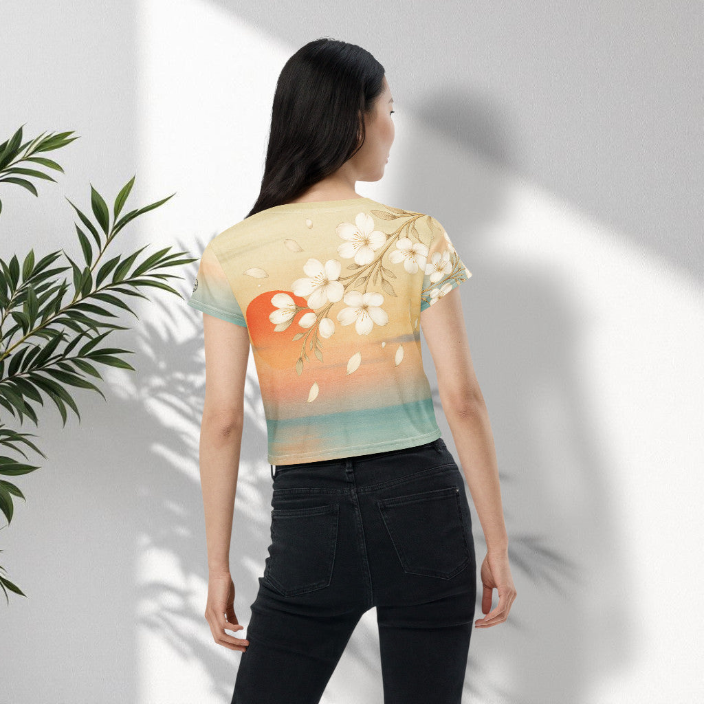 Vista trasera: Espalda de la camiseta mostrando flores blancas en estampado artístico.