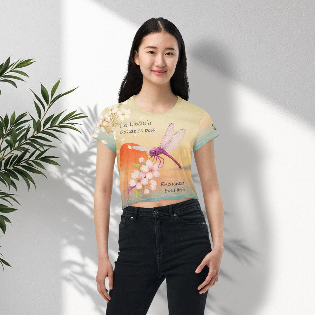 Modelo mujer con camiseta crop top de libélula y flores, arte japonés, vista frontal