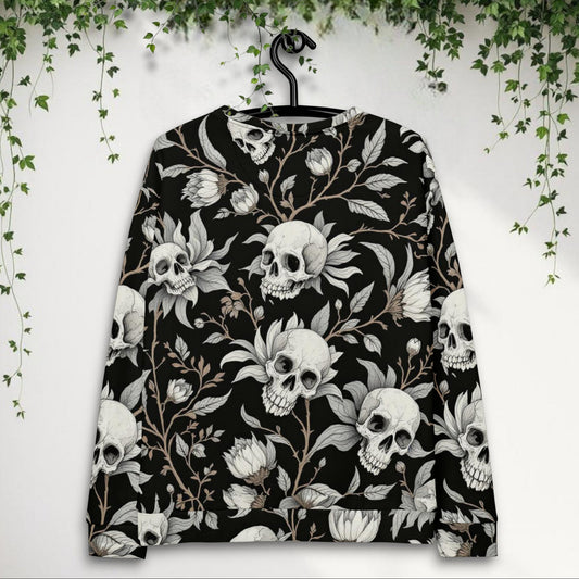 Sudadera unisex negra con flores y calaveras colgada en percha vista frontal