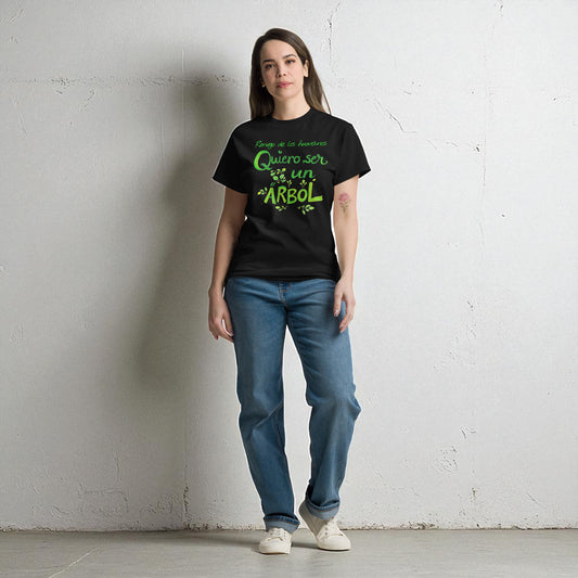 Camiseta negra unisex con frase Reniego de los humanos quiero ser un árbol en modelo mujer cuerpo entero