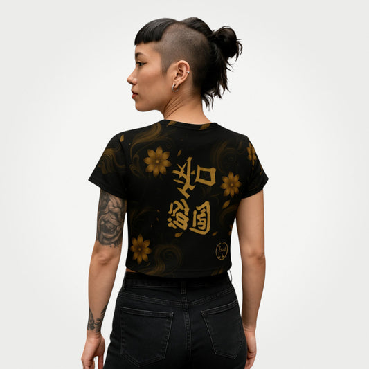 Modelo mujer conTop corto negro con diseño koi dorado vista posterior con kanji armonia