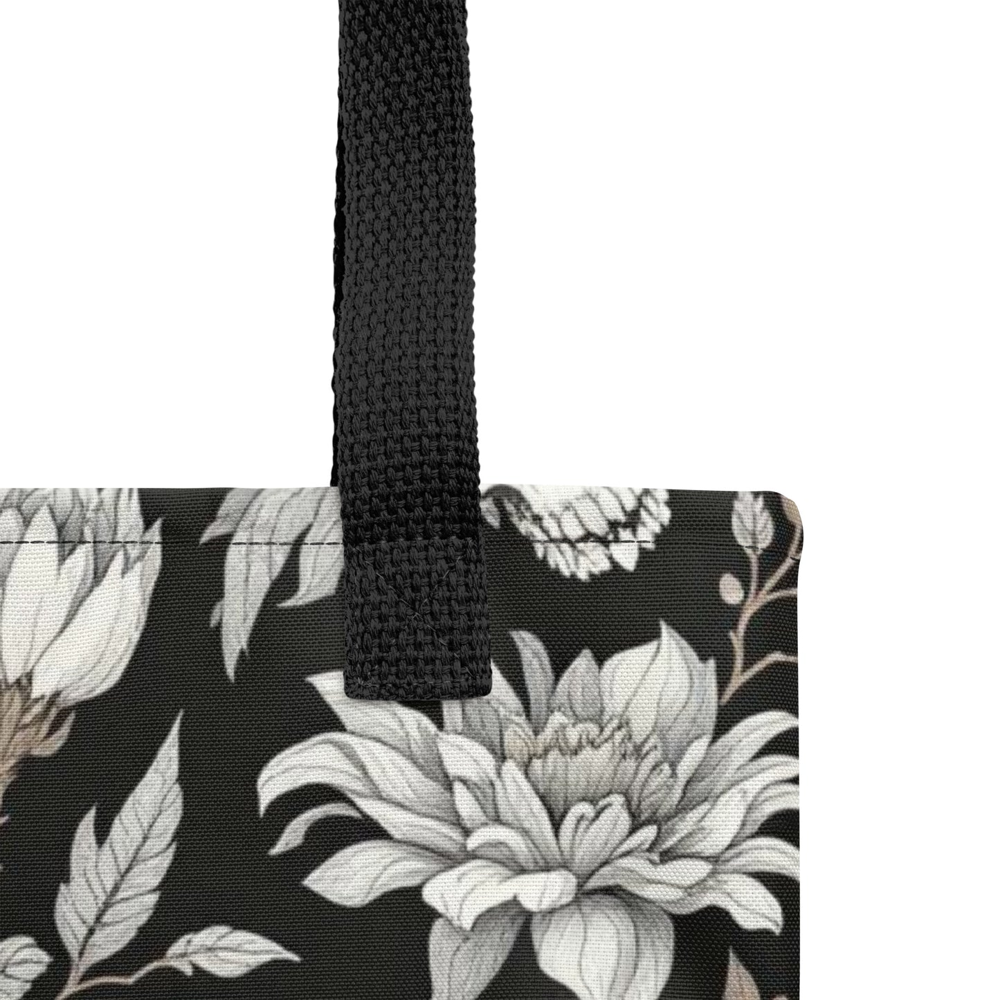 Detalle del estampado floral con calaveras en bolso tote negro, textura y calidad de impresión