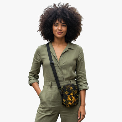 Modelo con bolso urbano Golden Koi al hombro, fondo claro