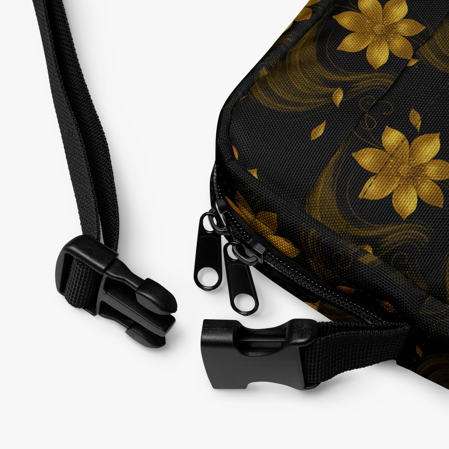 Detalle de hebilla y correa ajustable del bolso Golden Koi