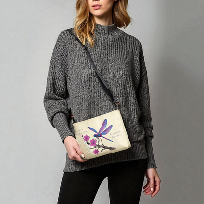 Bolso bandolera mujer con libélula y frase poética, modelo llevándolo al hombro
