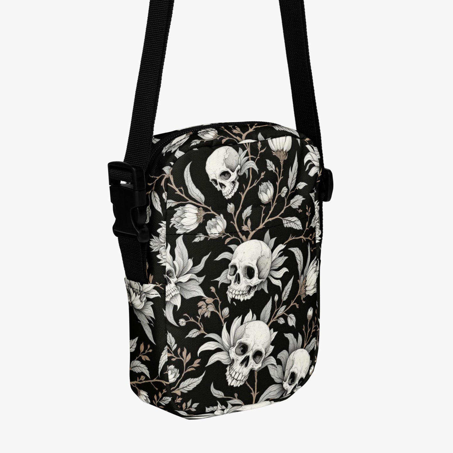 Bolso bandolera negro con calaveras y flores vista tres cuartos
