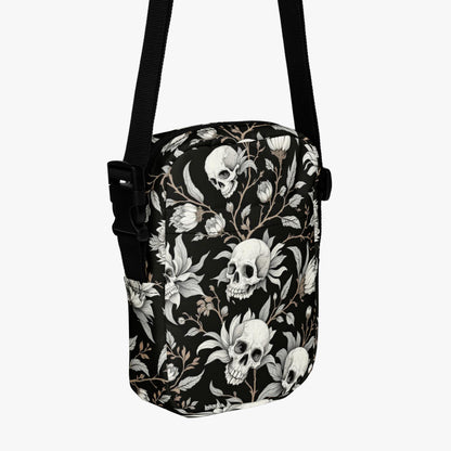 Bolso bandolera negro con calaveras y flores vista tres cuartos