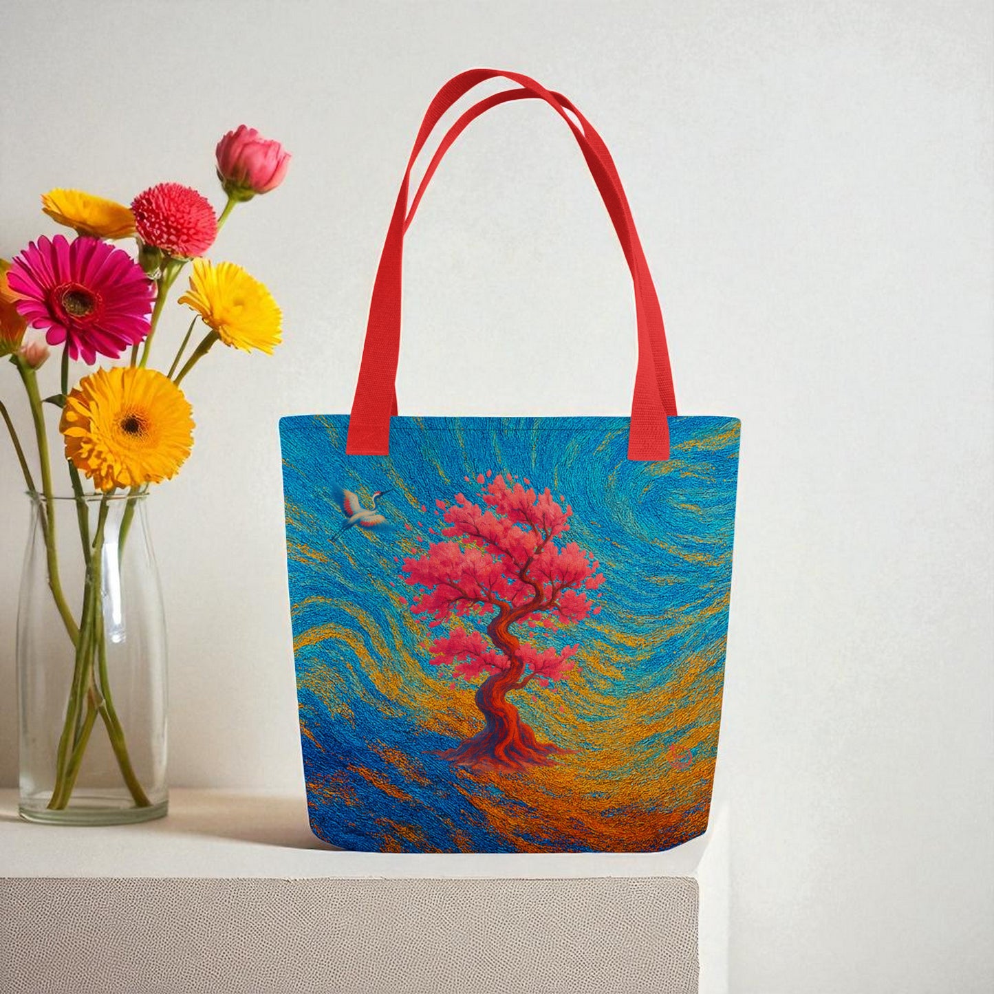 Bolso tote Sakura japonesa, vista tres cuartos, jarrón de flores al lado, asas rojas