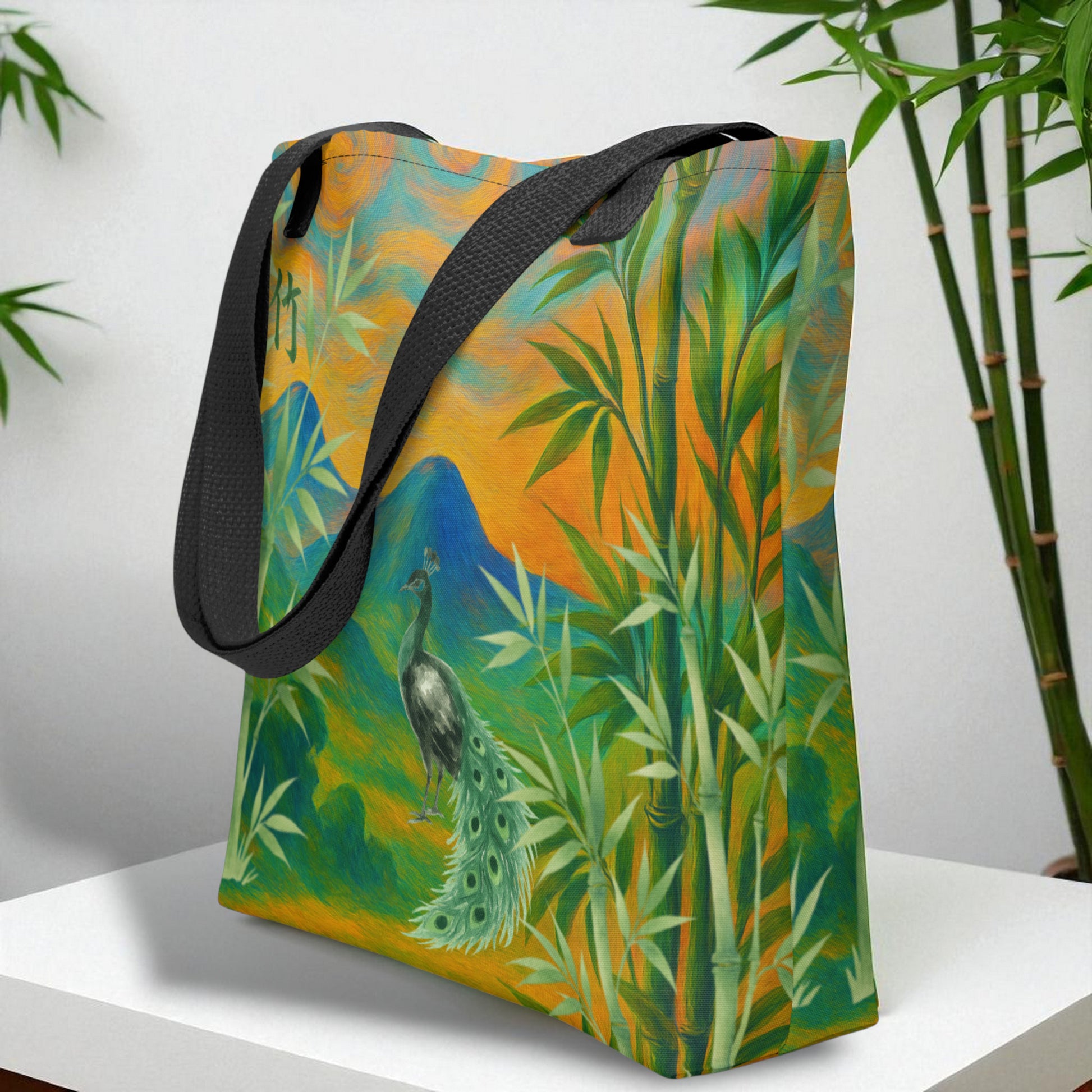 Bolso tote bambú y pavo real, vista tres cuartos, sobre superficie clara, asas negras