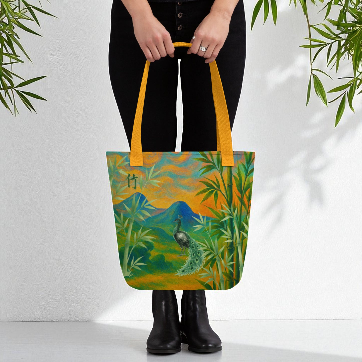 Bolso tote bambú y pavo real, frontal, sostenido a la altura de las rodillas