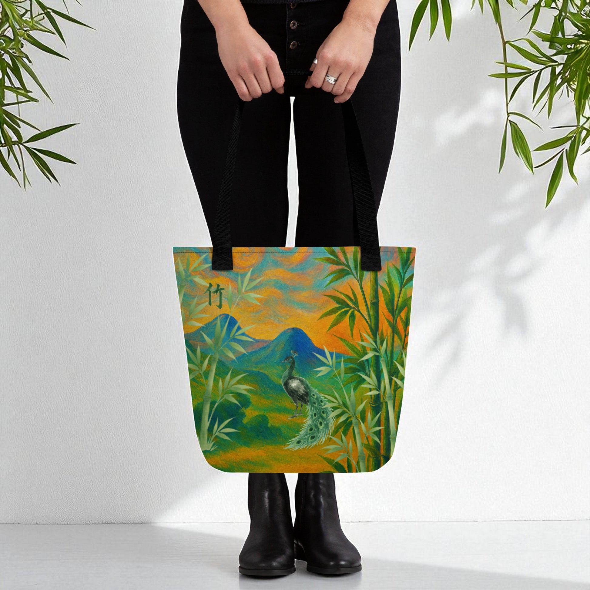 Bolso tote asas negras  bambú y pavo real, frontal, sostenido a la altura de las rodillas