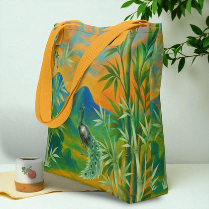 Bolso tote bambú y pavo real, vista tres cuartos, sobre superficie clara, asas amarillo anaranjado