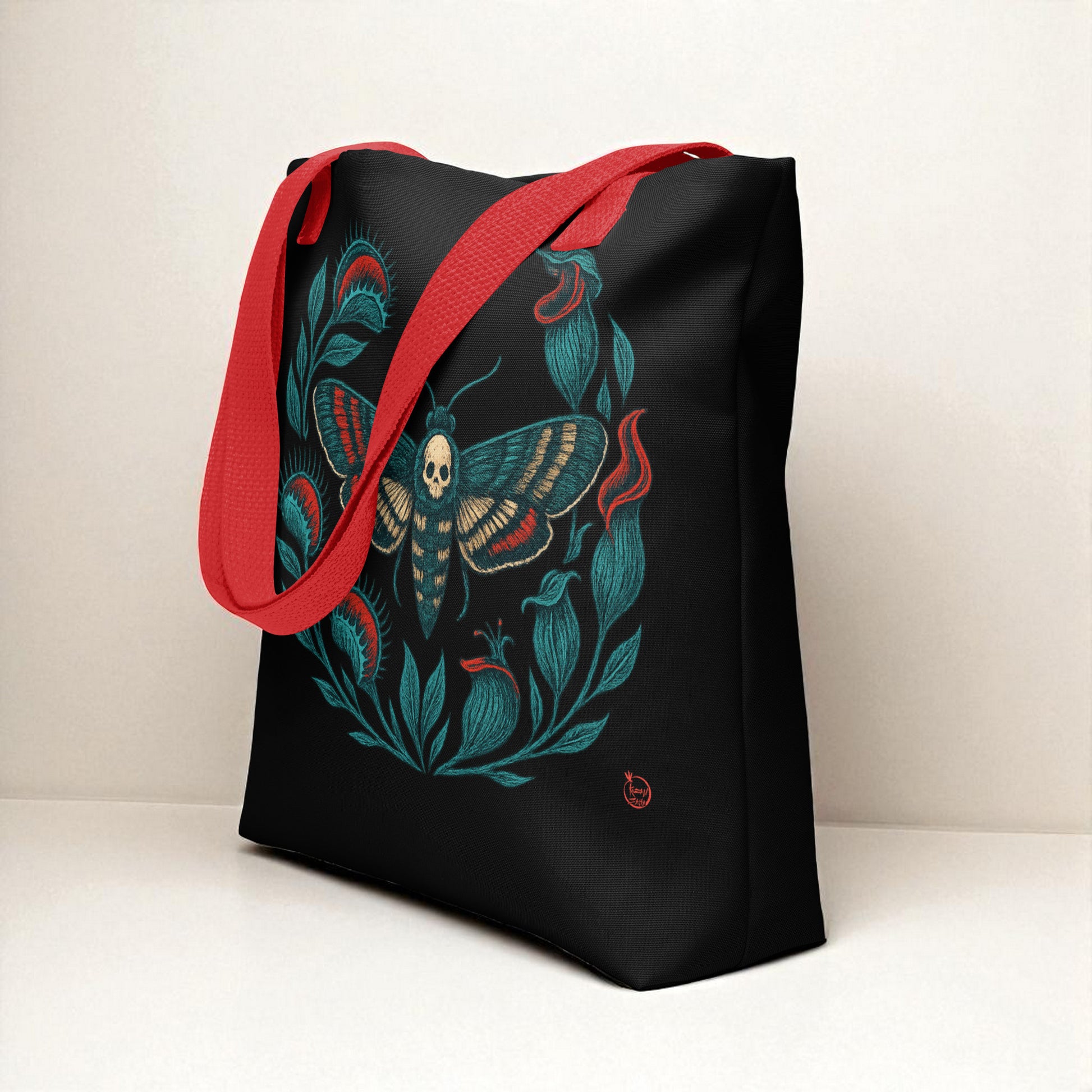 Vista lateral del bolso tote negro con diseño de polilla calavera, asas rojas.