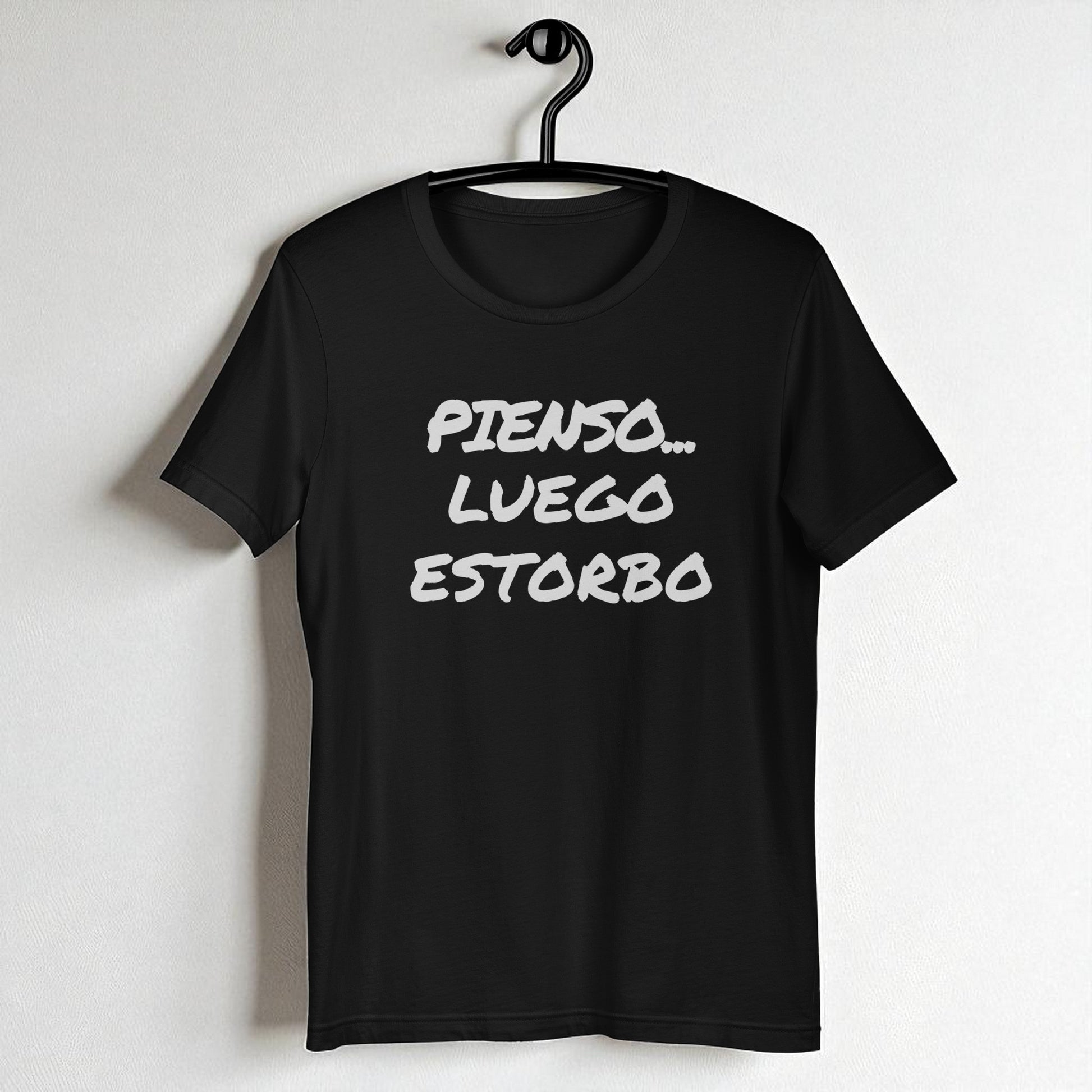 Camiseta negra unisex con frase Pienso luego estorbo colgada en percha vista frontal