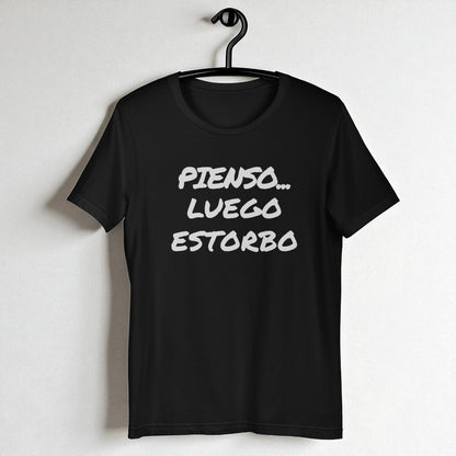 Camiseta negra unisex con frase Pienso luego estorbo colgada en percha vista frontal