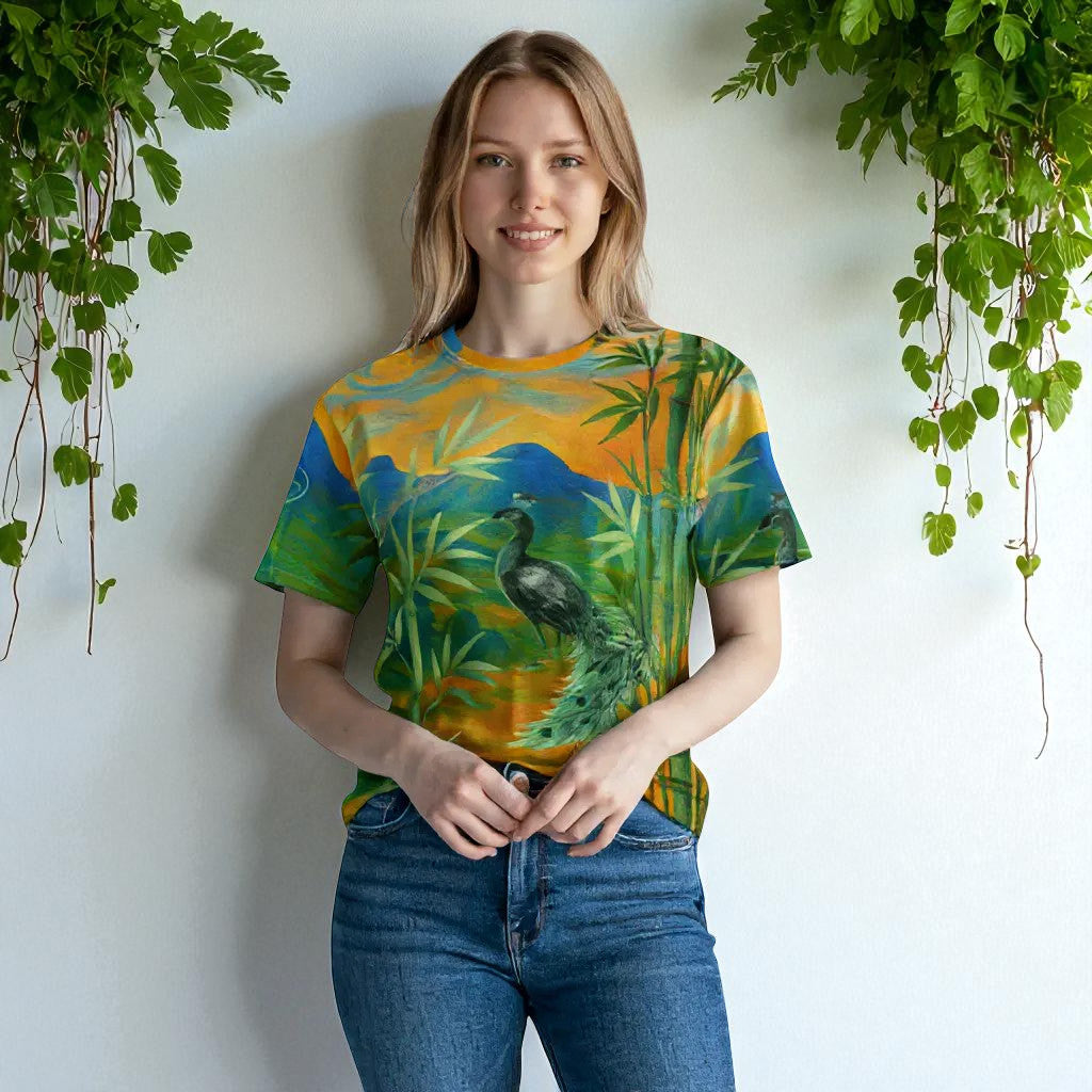 Camiseta de mujer bambú y pavo real, vista frontal, modelo, plantas de fondo