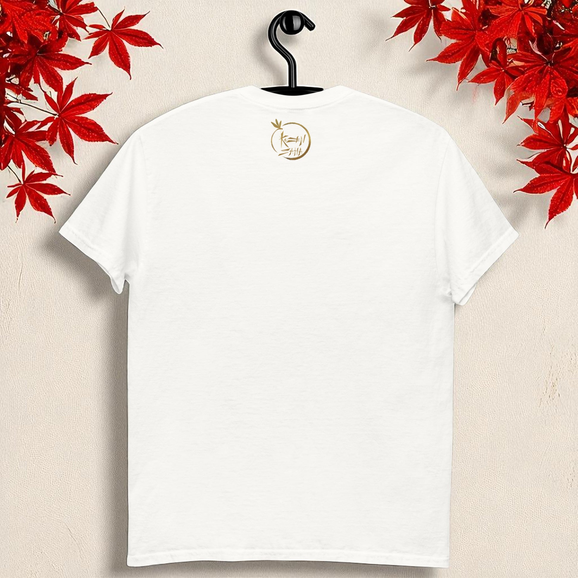 Camiseta blanca en percha vista de espalda sin estampado con logo Kuzen Saha