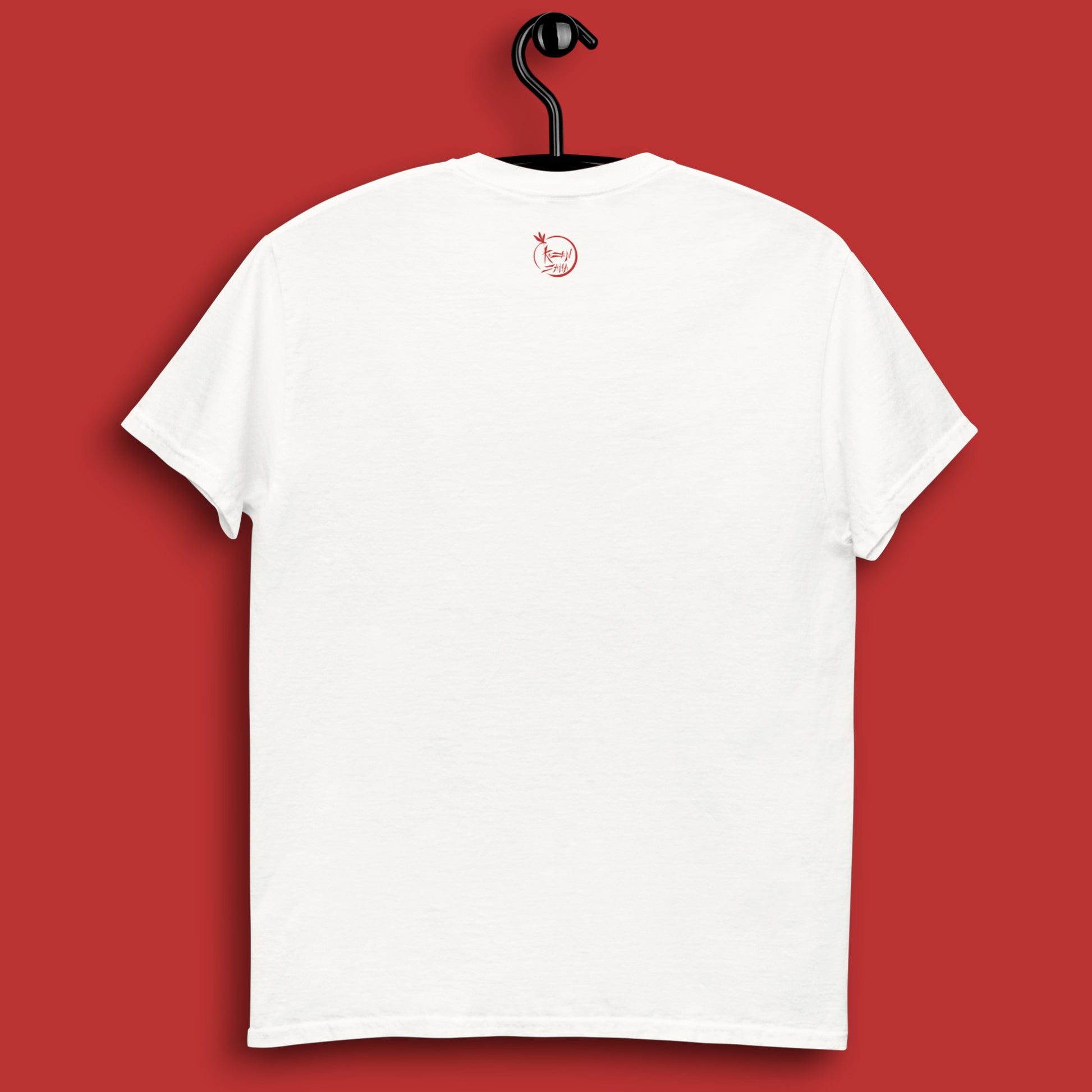 Camiseta blanca en percha vista de espalda con logo Kuzen Saha con libélula