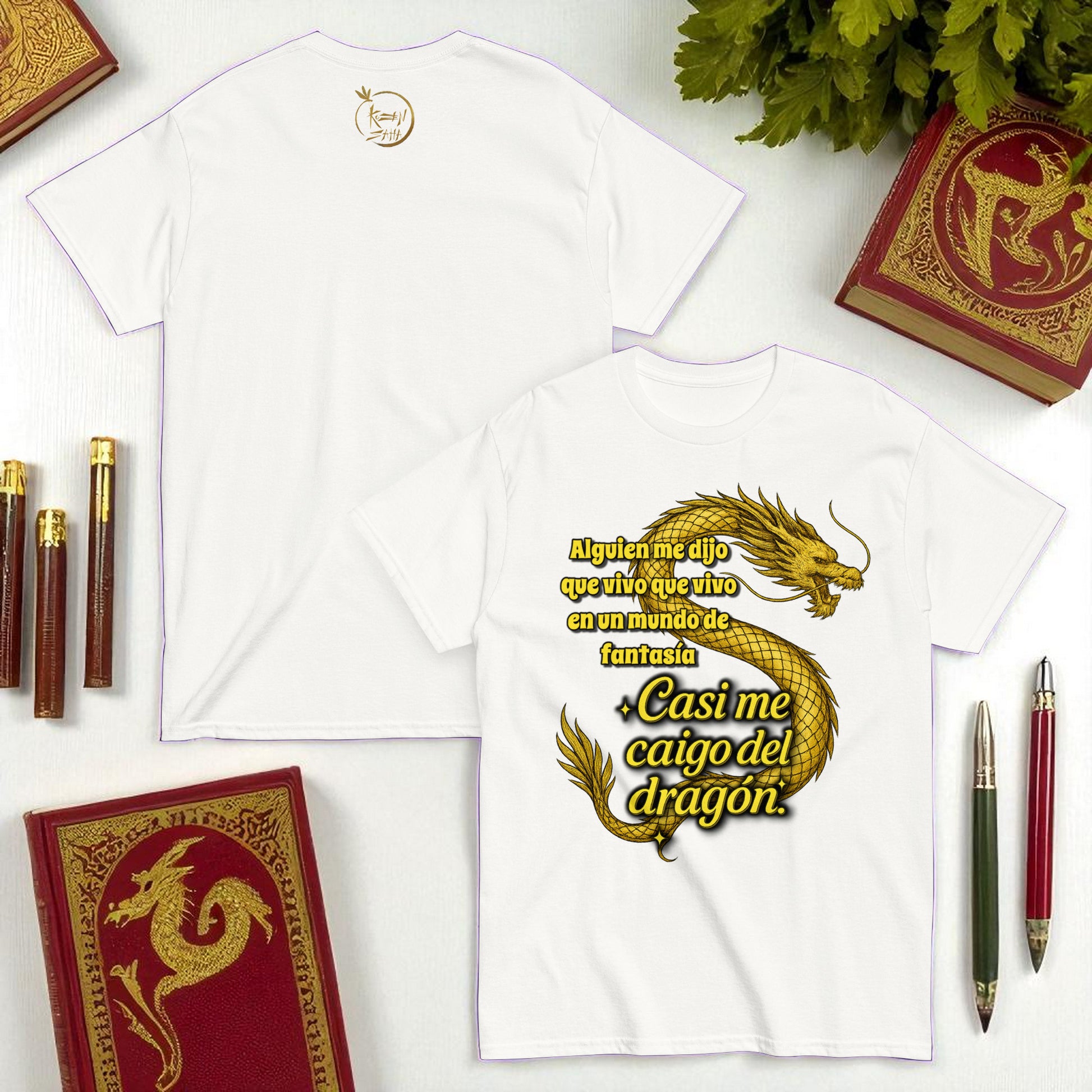 Camiseta blanca unisex dragon dorado frase divertida flatlay accesorios