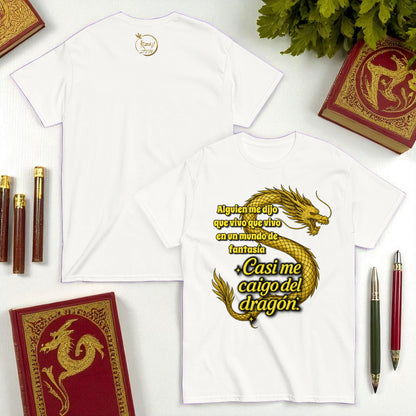 Camiseta blanca unisex dragon dorado frase divertida flatlay accesorios