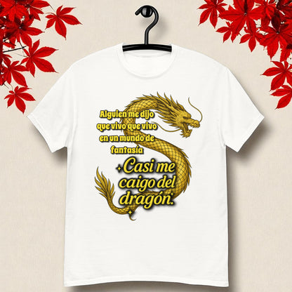 : Camiseta blanca en percha vista frontal con dragon dorado y frase Casi me caigo del dragon