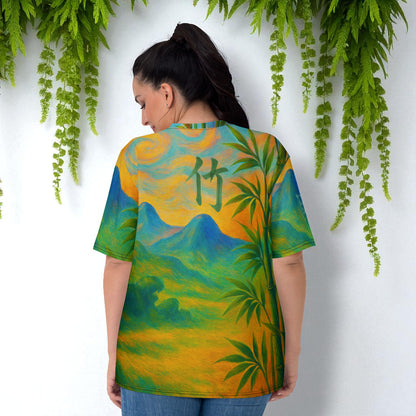 Camiseta de mujer bambú y pavo real, vista de espalda,con dieño de paisaje , ramas de bambú y kanji bambú
