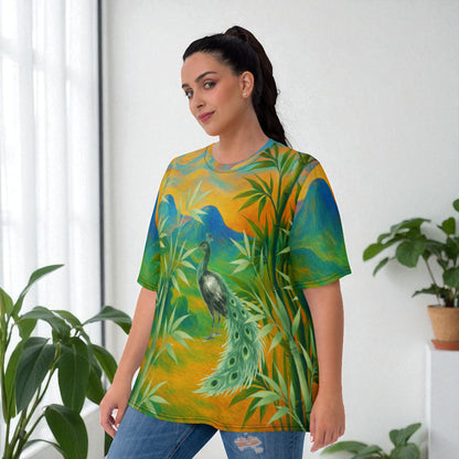 Camiseta de mujer bambú y pavo real, vista tres cuartos, modelo, pared blanca y plantas