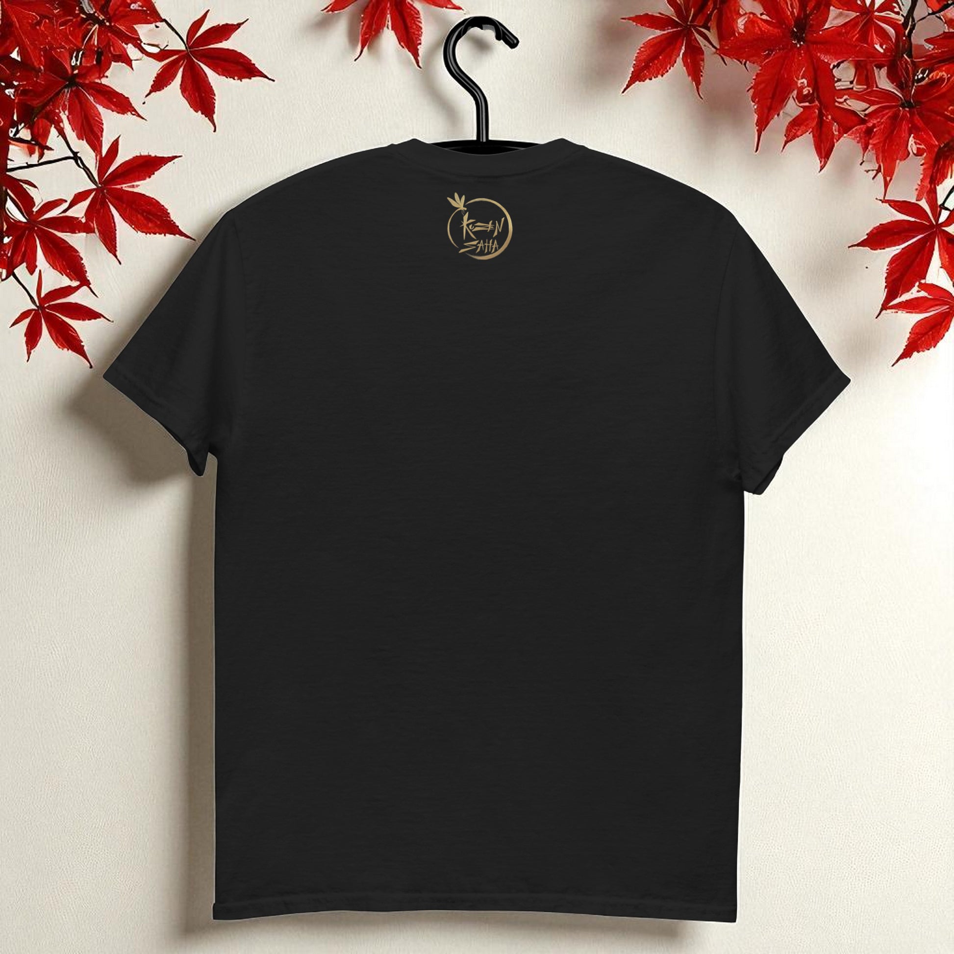 Camiseta negra en percha vista de espalda sin estampado con logoKuzen Saha