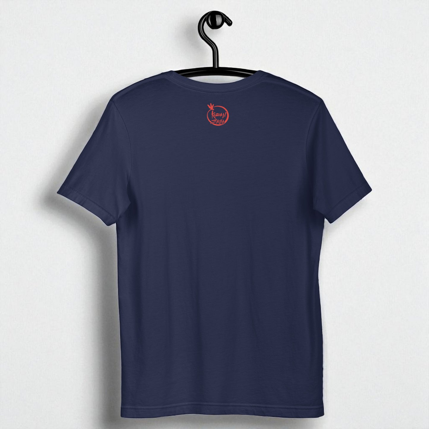 Camiseta eco unisex azul marino (navy) con logo Kuzen Saha con libélula en espalda
