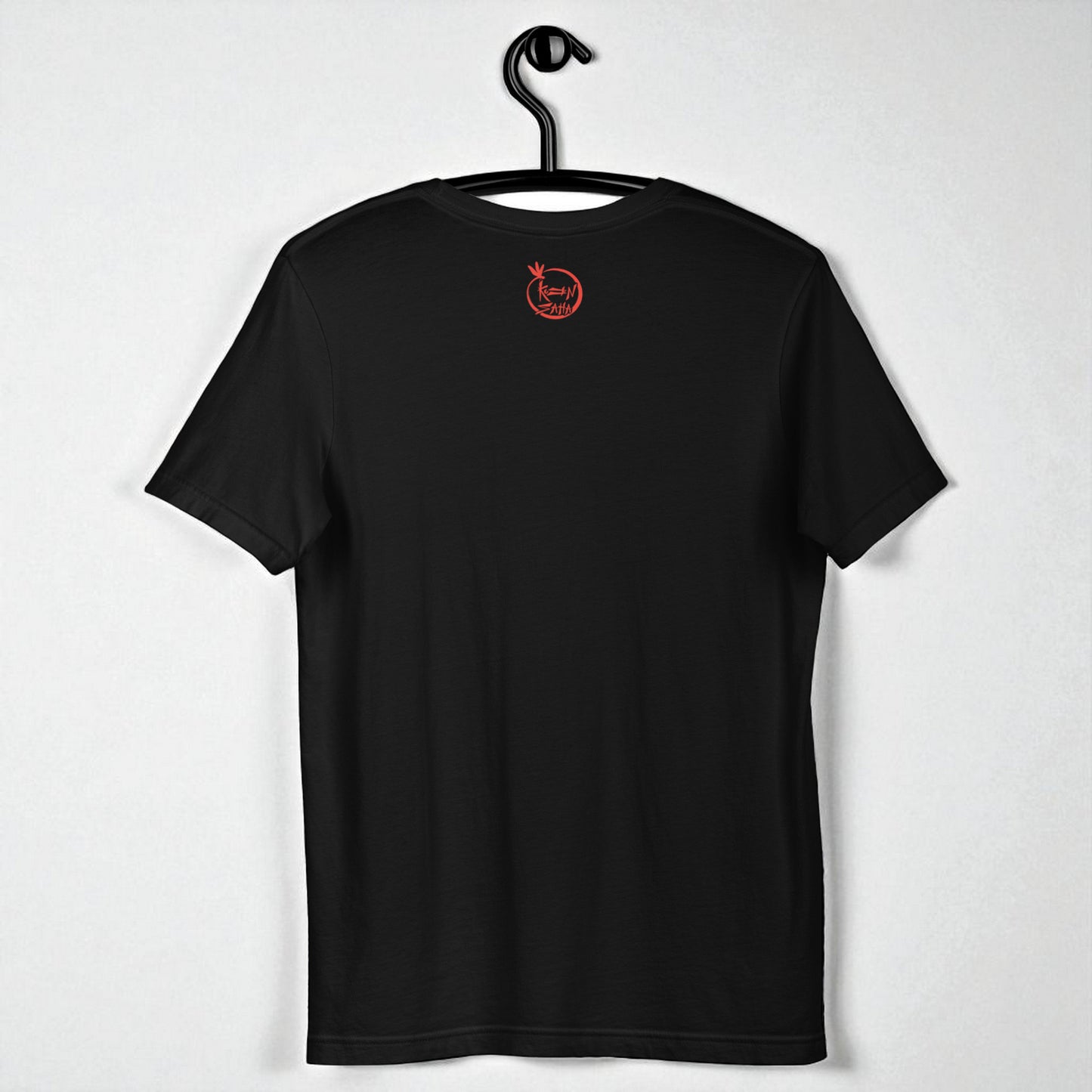 Espalda de camiseta eco unisex negra, detalle logo con libélula Kuzen Saha de la parte trasera.