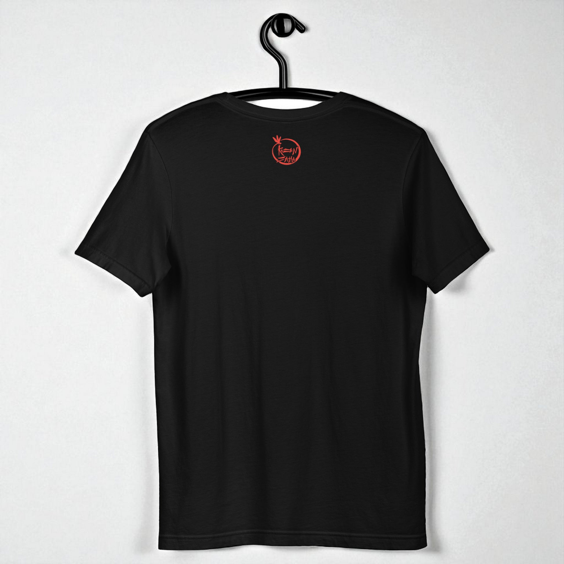 Espalda de camiseta eco unisex negra, detalle logo con libélula Kuzen Saha de la parte trasera.