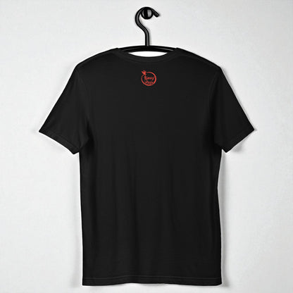 Espalda de camiseta eco unisex negra, detalle logo con libélula Kuzen Saha de la parte trasera.