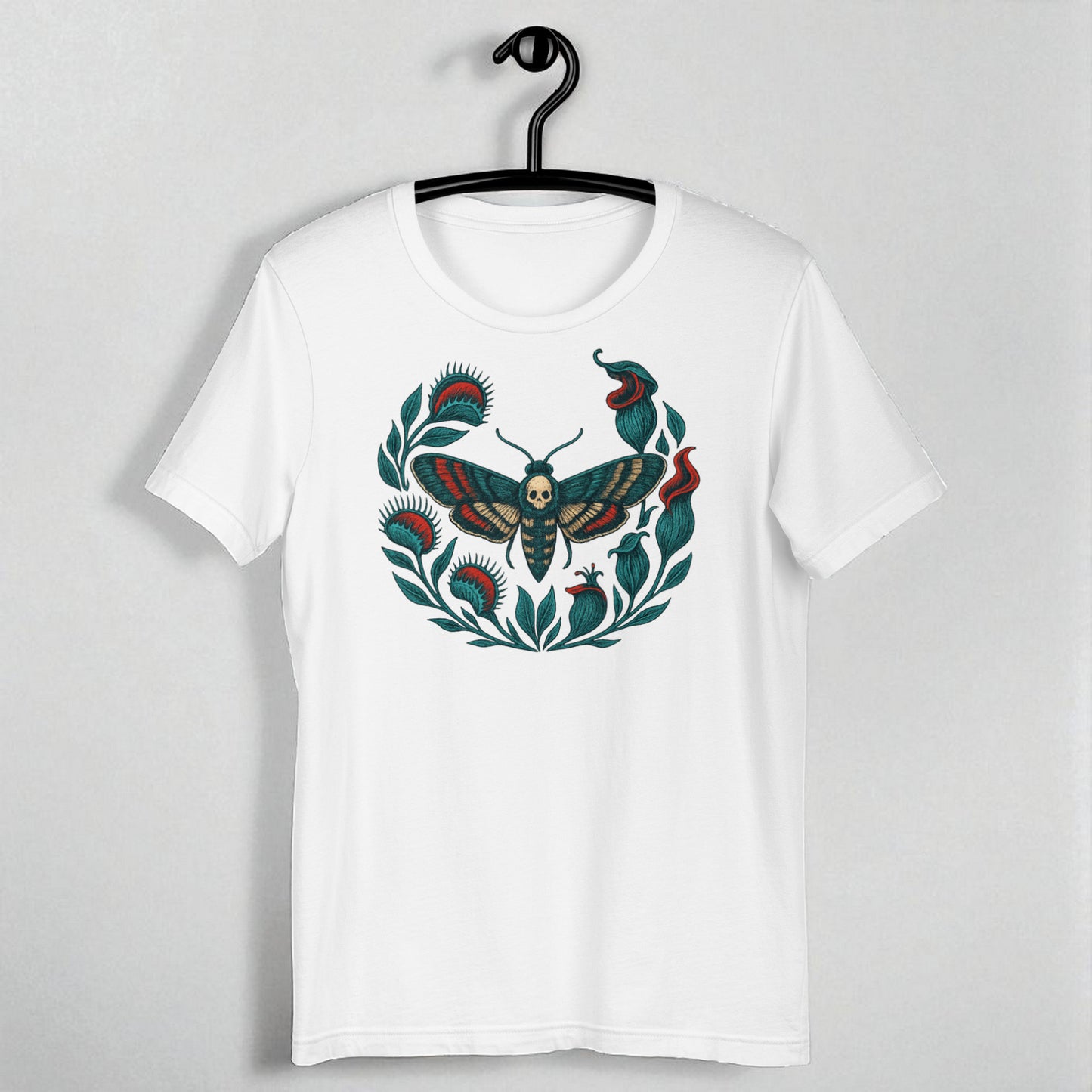Camiseta eco unisex blanca con ilustración de polilla calavera en corona botánica, vista frontal.