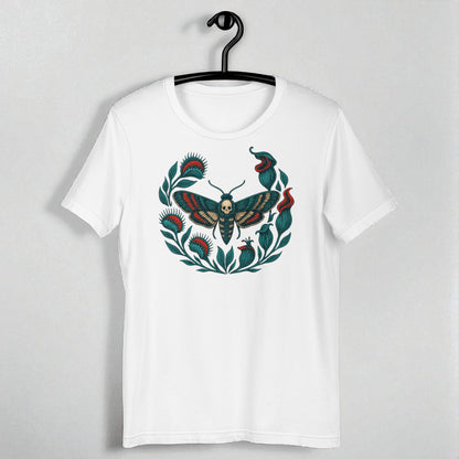 Camiseta eco unisex blanca con ilustración de polilla calavera en corona botánica, vista frontal.