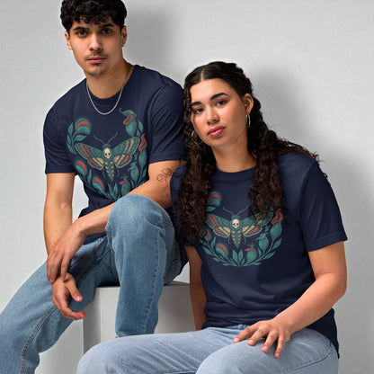 Grupo de modelos con camisetas eco unisex azul marino (navy) con polilla calavera.