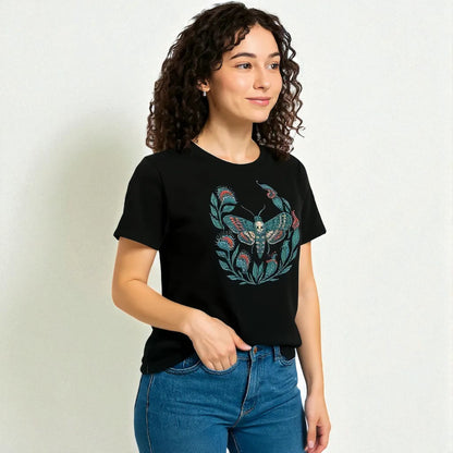 Camiseta eco unisex negra con polilla calavera, modelo mujer en ángulo tres cuartos.