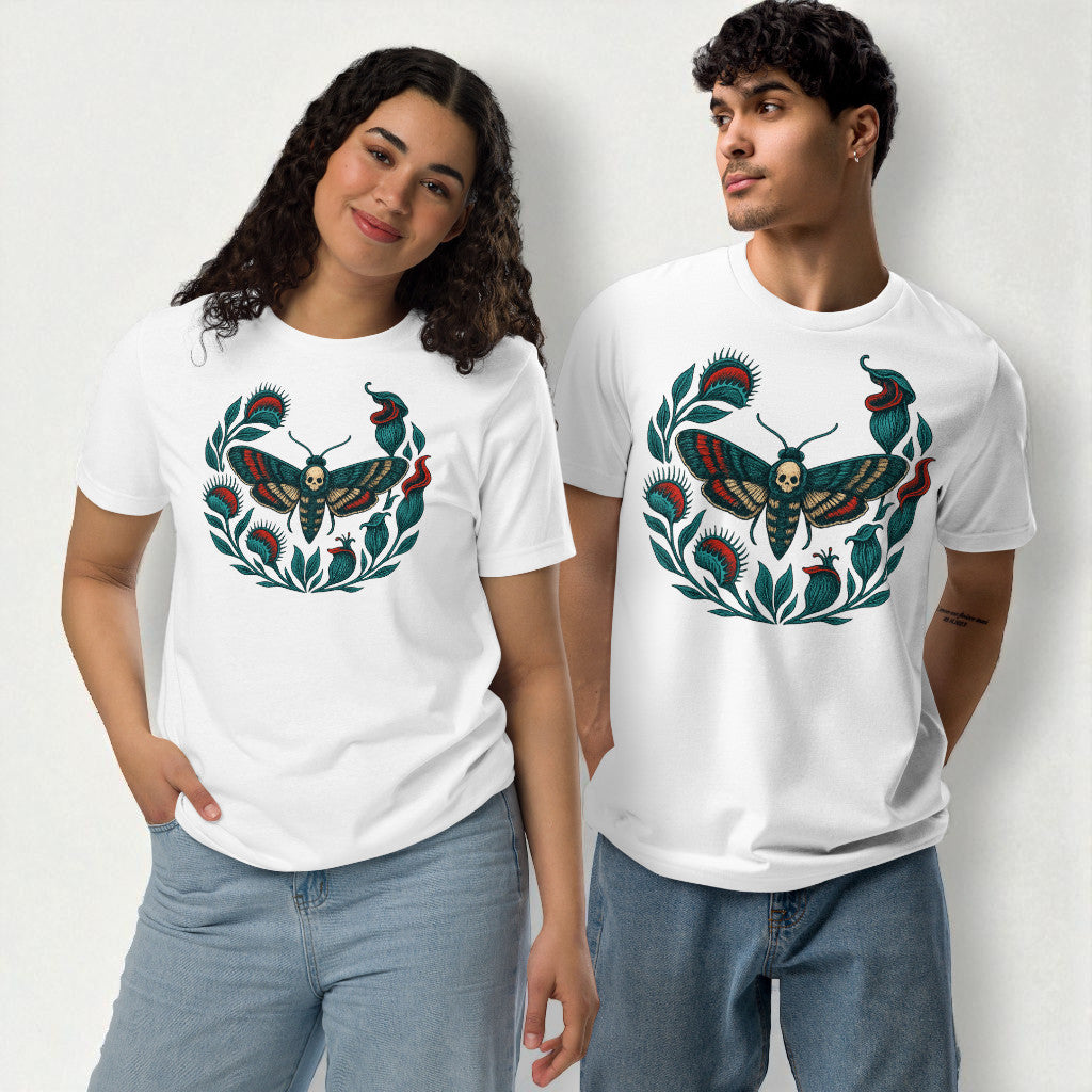 Dos modelos con camisetas eco unisex blancas con polilla calavera.