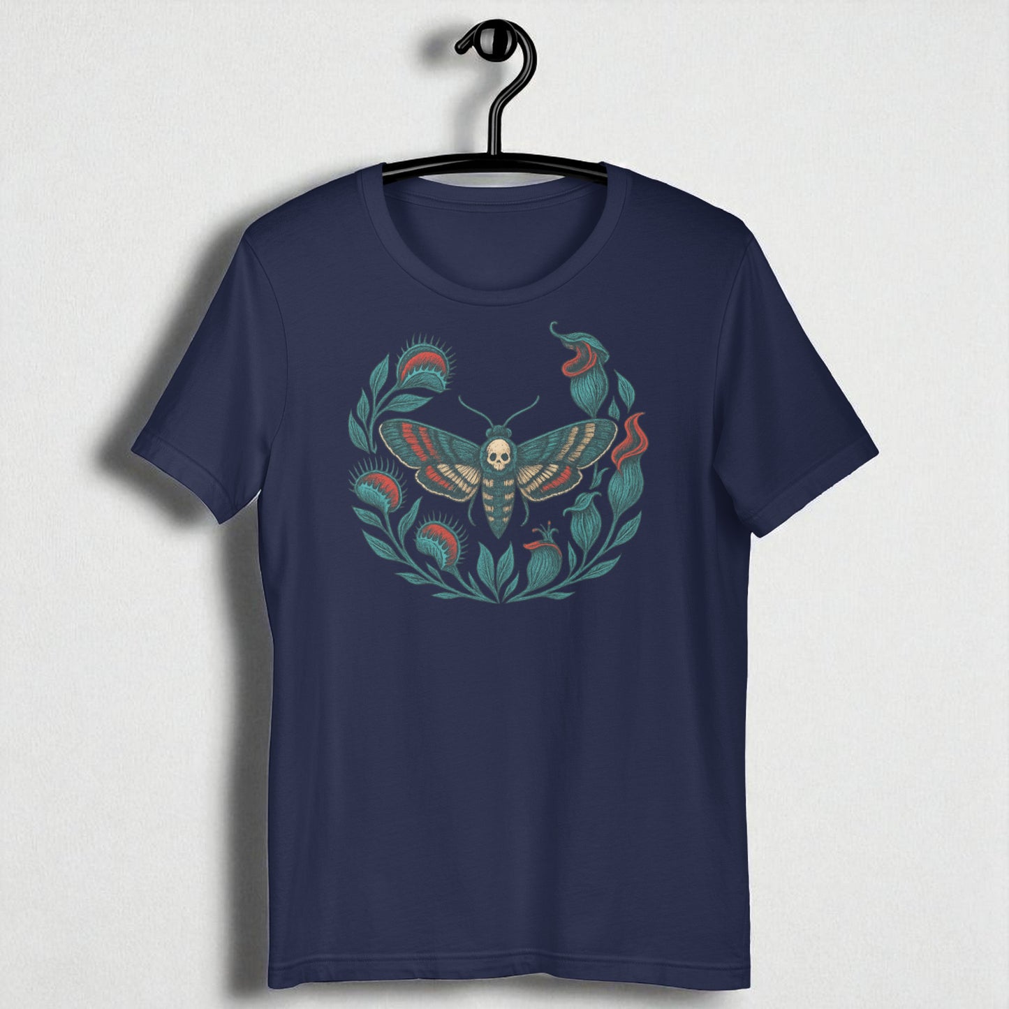 Camiseta eco unisex azul marino (navy) en percha con polilla calavera y corona vegetal.