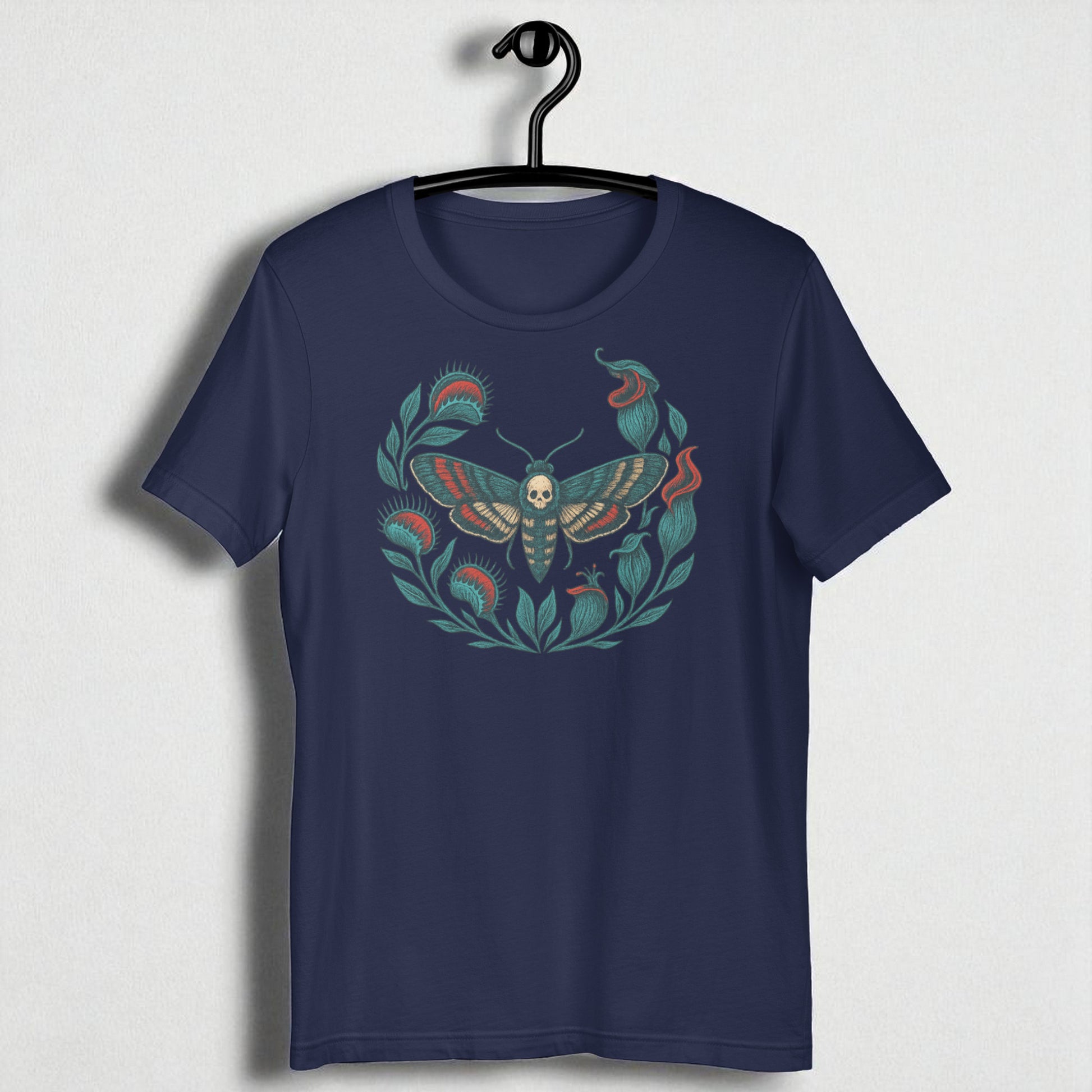 Camiseta eco unisex azul marino (navy) en percha con polilla calavera y corona vegetal.