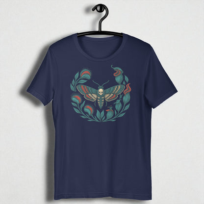 Camiseta eco unisex azul marino (navy) en percha con polilla calavera y corona vegetal.