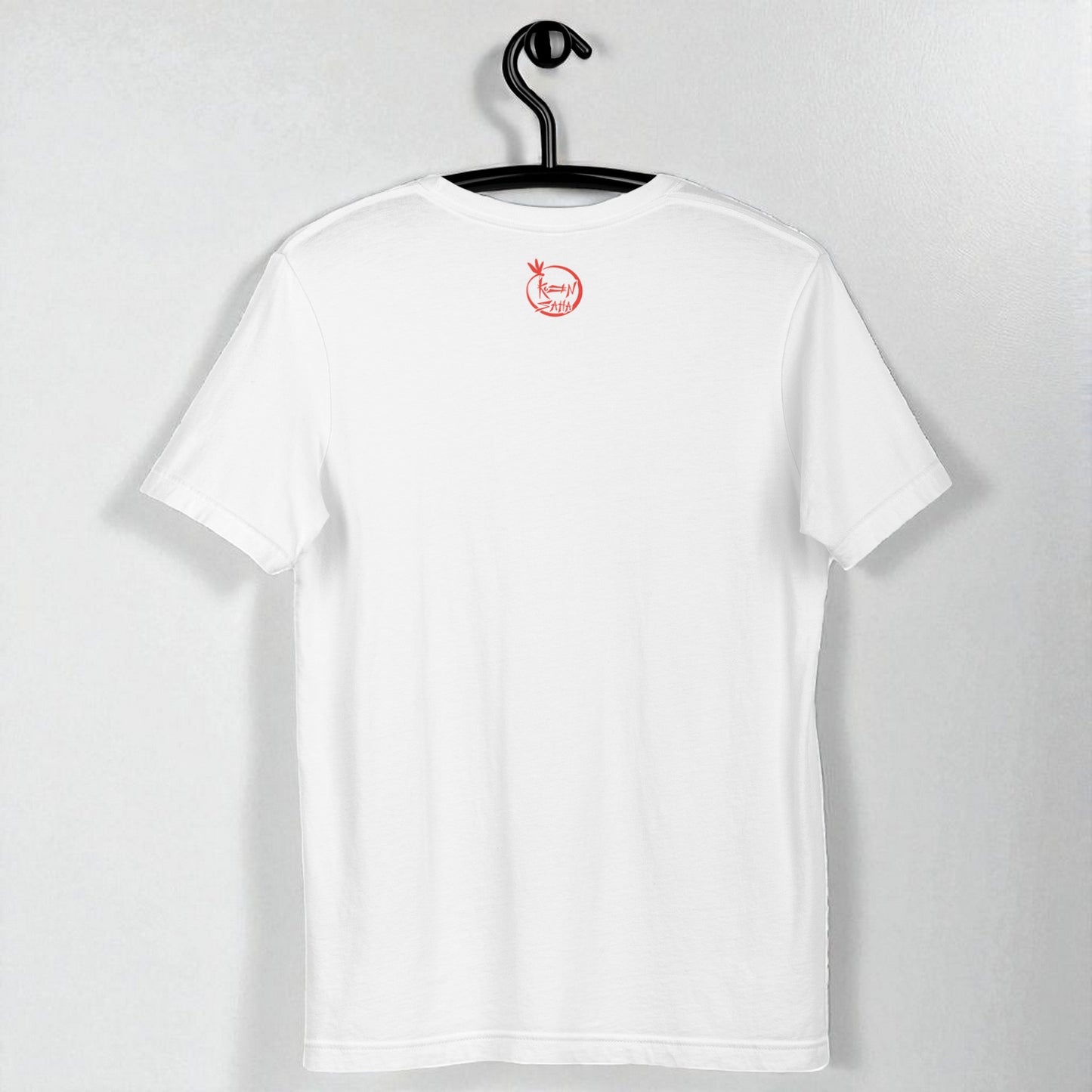 Camiseta eco unisex blanca en percha con diseño de logo kuzen Saha con libélula en espalda