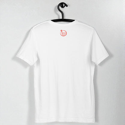 Camiseta eco unisex blanca en percha con diseño de logo kuzen Saha con libélula en espalda