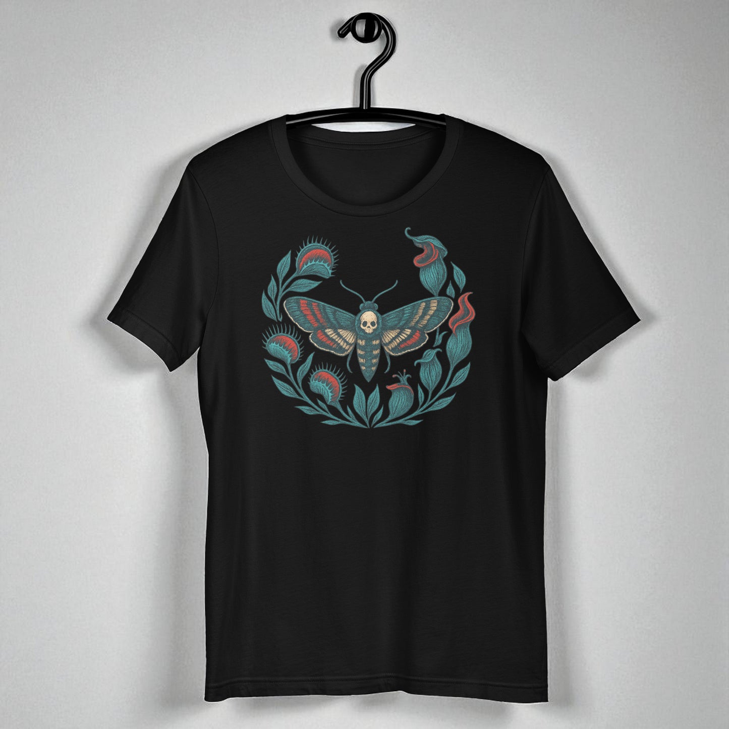 Camiseta eco unisex negra en percha con diseño de polilla calavera y corona vegetal