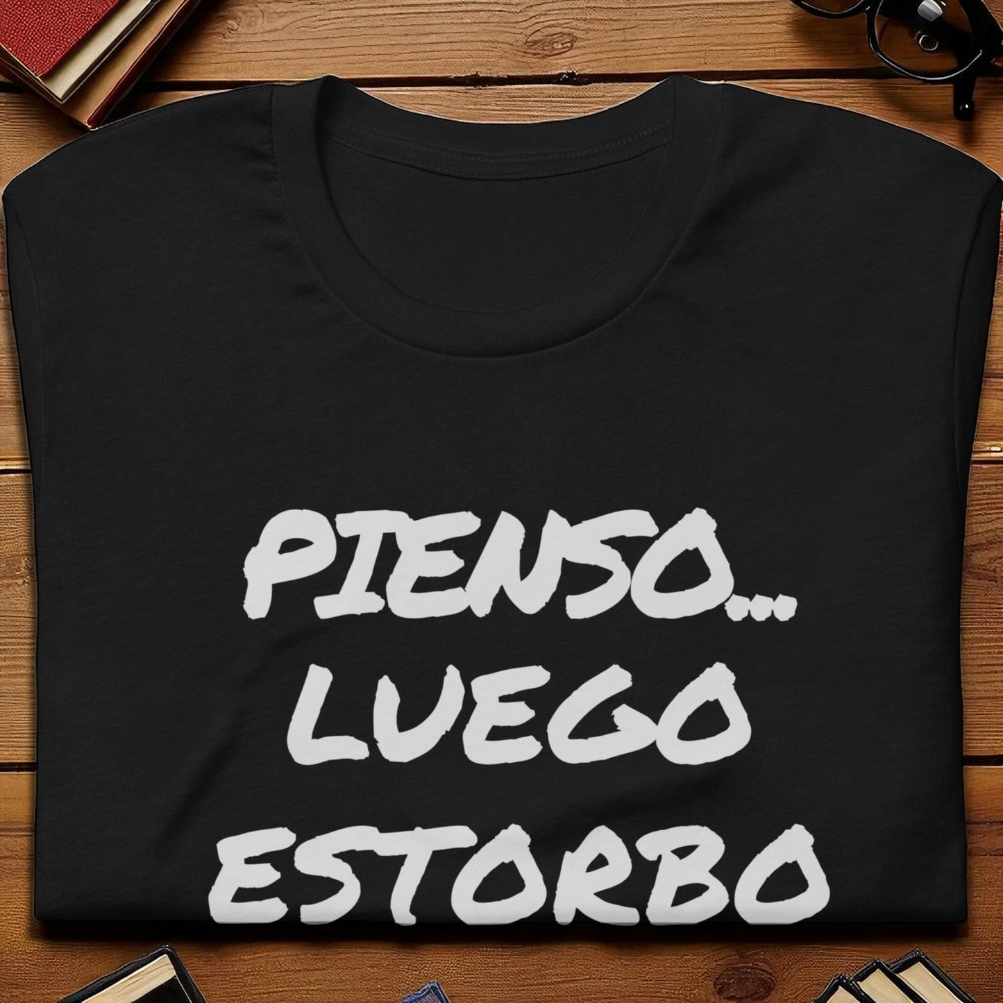 Camiseta con la frase en disposición flatlay con accesorios de escritorio.